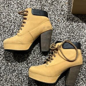 Steve Madden Tan Lace-Up leather Platform Ankle Boots